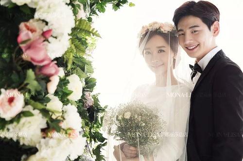 近期热门吃瓜事件婚纱照,揭秘近期热门吃瓜事件的甜蜜瞬间